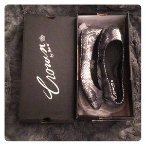 Stowaway II Flats Pewter Snake Crown by Born 6.5